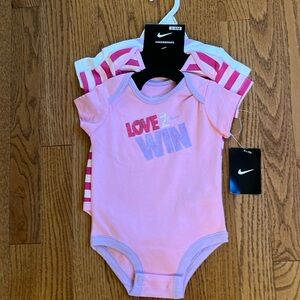 SET OF 3 BABY NIKE ONESIES SIZE 3-6M